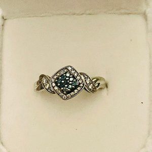 Gorgeous 10k solid white gold ring with Blue & vanilla diamonds size 6.